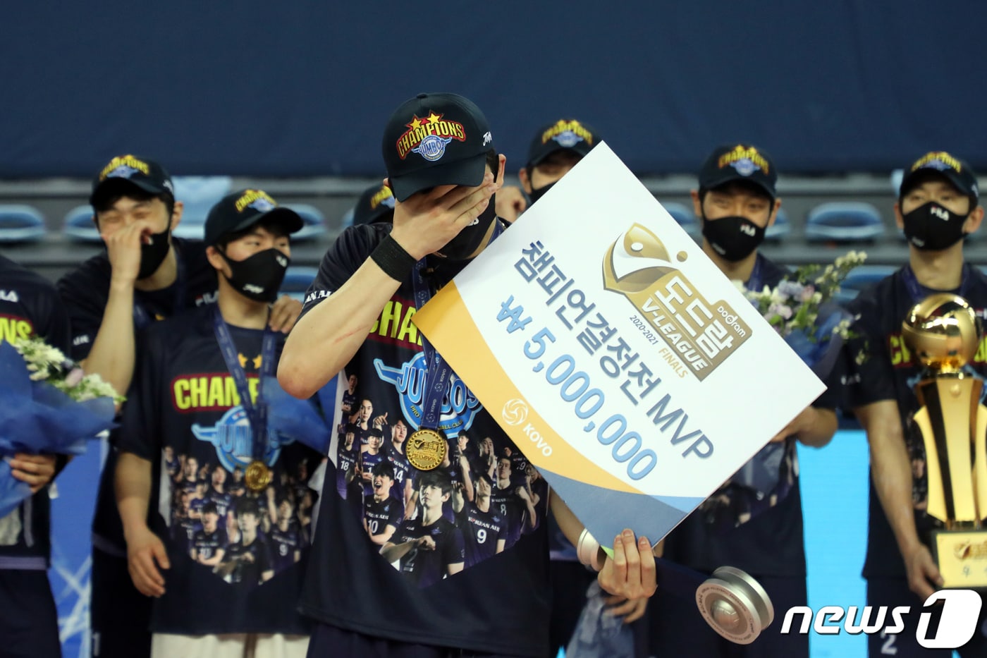 17일 오후 인천 계양체육관에서 열린 프로배구 남자부 '2020-2021 도드람 V-리그' 챔피언결정전 시상식에서 MVP로 선정된 대한항공 정지석이 눈물을 흘리고 있다. 2021.4.17/뉴스1 ⓒ News1 황기선 기자