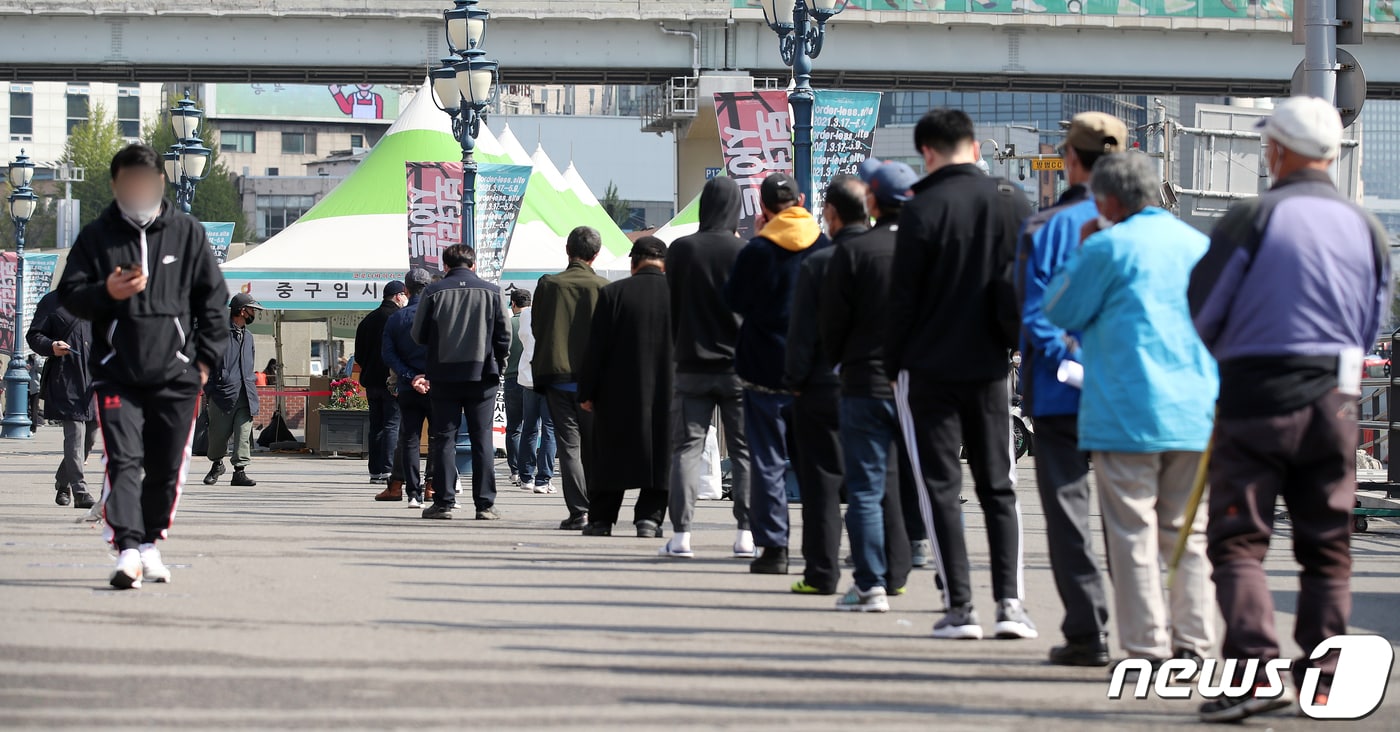 19일 오전 서울 중구 서울역 광장에 마련된 중구 임시선별진료소에서 시민들이 검체 검사를 받기 위해 줄 서서 대기하고 있다. 2021.4.19/뉴스1 ⓒ News1 김진환 기자
