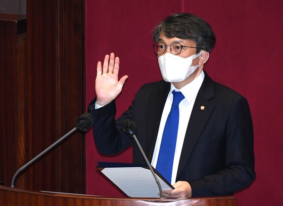 김진애 의원 사퇴로 열린민주당 비례의원직을 물려 받은 김의겸 의원이 지난 4월 19일 오후 서울 여의도 국회 본회의장에서 열린 제386회(임시회) 제1차 본회의에서 의원 선서를 하고 있는 모습. ⓒ News1