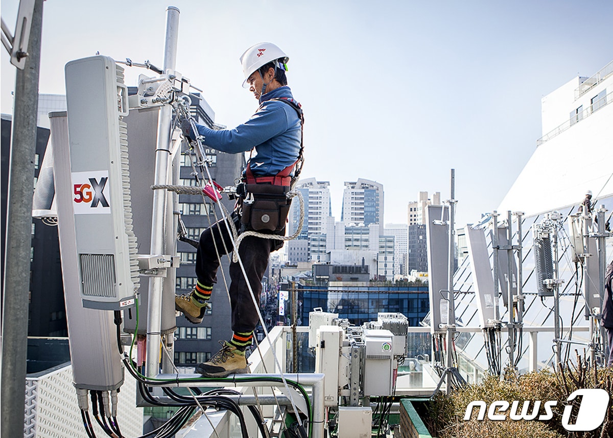 SK텔레콤·KT·LG유플러스 3사의 28기가헤르츠(㎓) 5세대(5G) 기지국 의무구축 이행률이 연말까지도 0.7%에 머물렀다. (SK텔레콤 제공) ⓒ 뉴스1