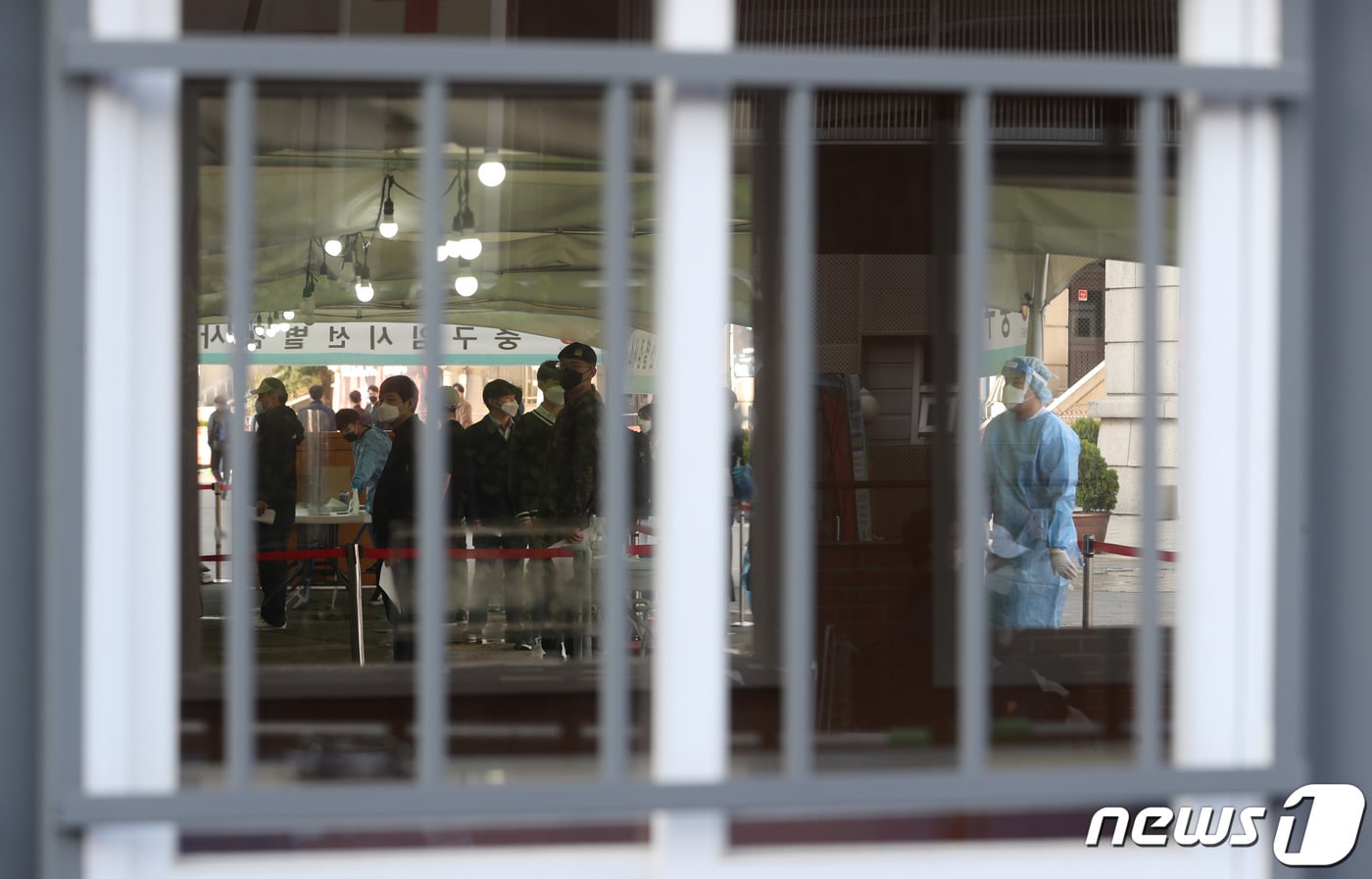  2일 서울역 임시선별진료소를 찾은 시민들이 검사 대기를 하고 있다. 2021.4.2/뉴스1 ⓒ News1 ,이성철 기자