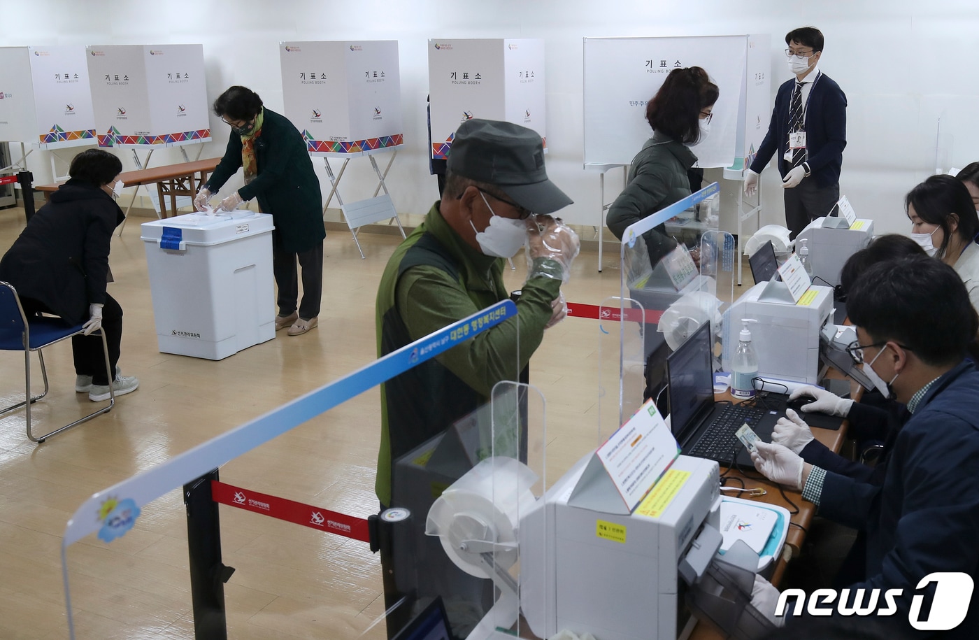 4·7재보궐선거 사전투표 첫날인 2일 오전 울산 남구 대현동 행정복지센터에 마련된 사전투표소에서 유권자들이 남구청장 재선거 사전투표를 하고 있다 ⓒ News1 윤일지 기자