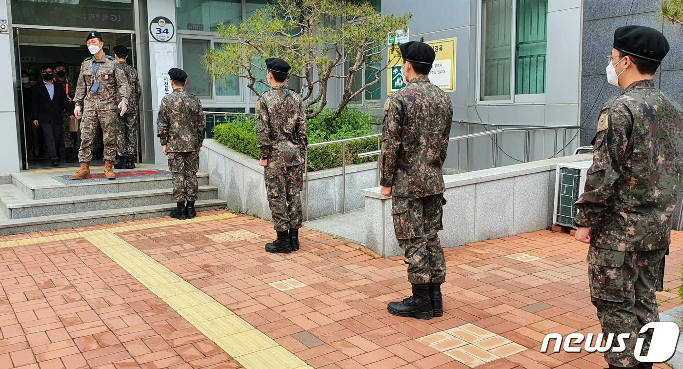 김제시 나선거구 기초의원 보궐선거 사전투표소인 검산동행복지센터에 육군훈련소 30연대 장병들이 투표를 하기 위해 줄을 서서 기다리고 있다.ⓒ 뉴스1