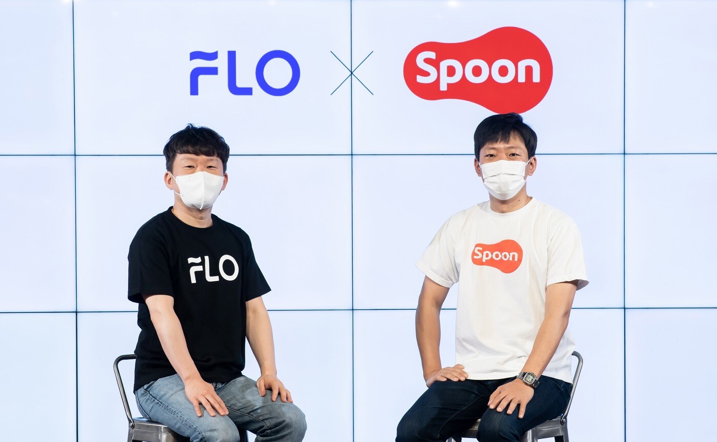 플로와 스푼라디오의 업무협약식에서 이기영 드림어스컴퍼니 대표(왼쪽)와 최혁재 스푼라디오 대표가 기념촬영을 하고 있다. /드림어스컴퍼니 제공 ⓒ 뉴스1