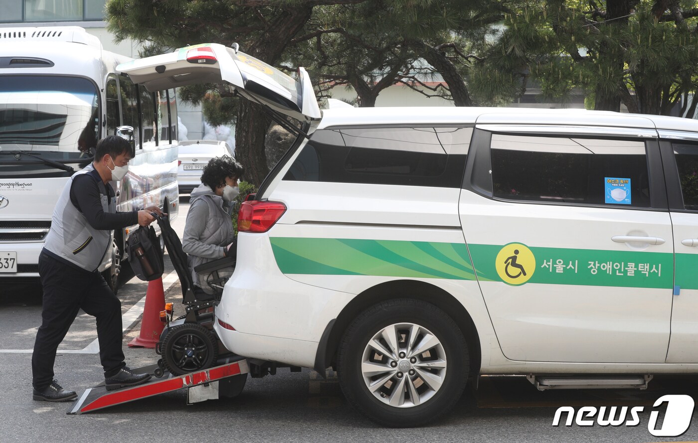 한 시민이 서울시설공단 장애인 콜택시를 이용하고 있다. News1 신웅수 기자