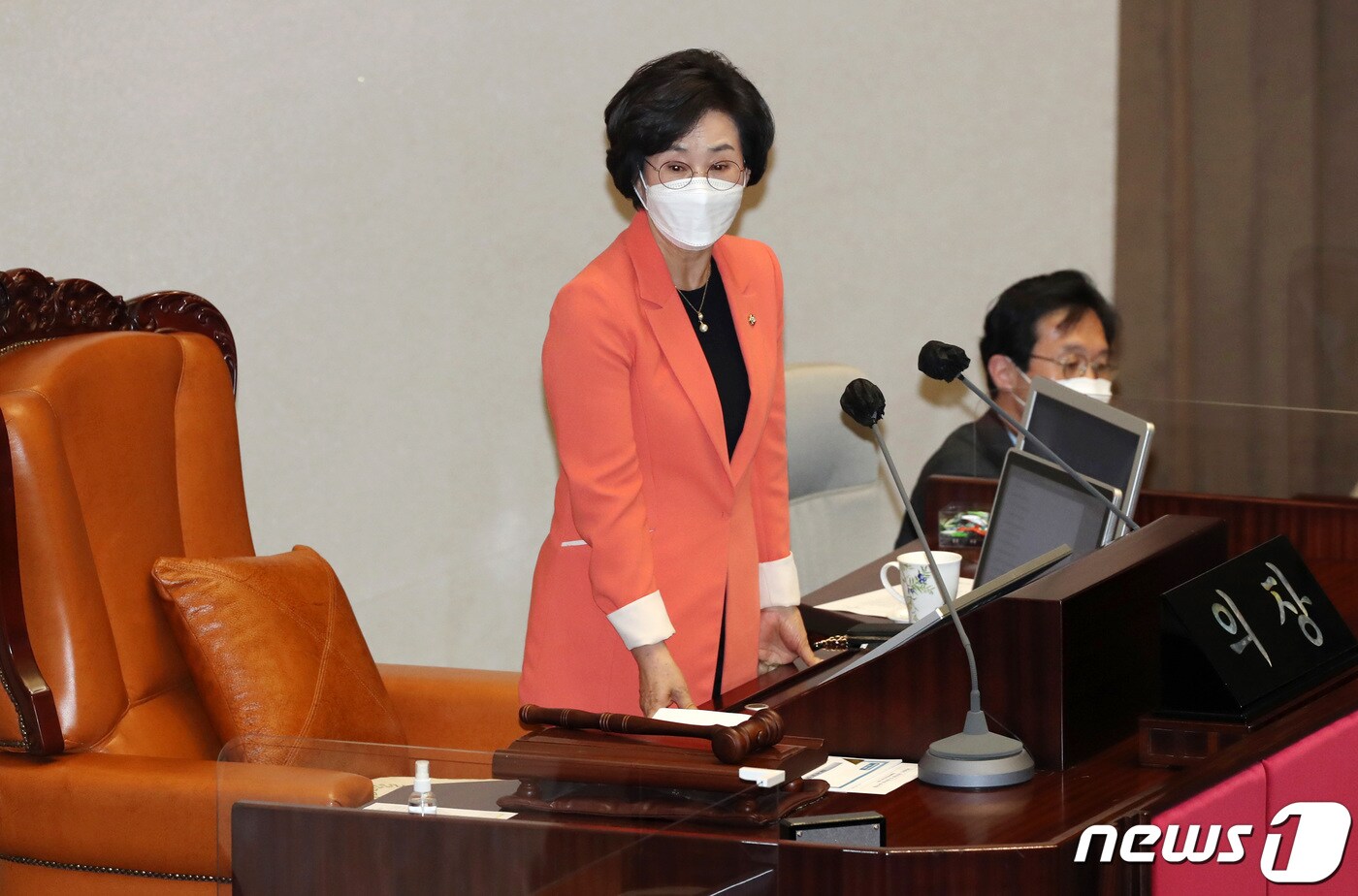 김상희 국회부의장이 20일 오후 서울 여의도 국회 본회의장에서 열린 '제386회 국회(임시회) 제2차 본회의'를 주재하고 있다 2021.4.20/뉴스1 ⓒ News1 구윤성 기자