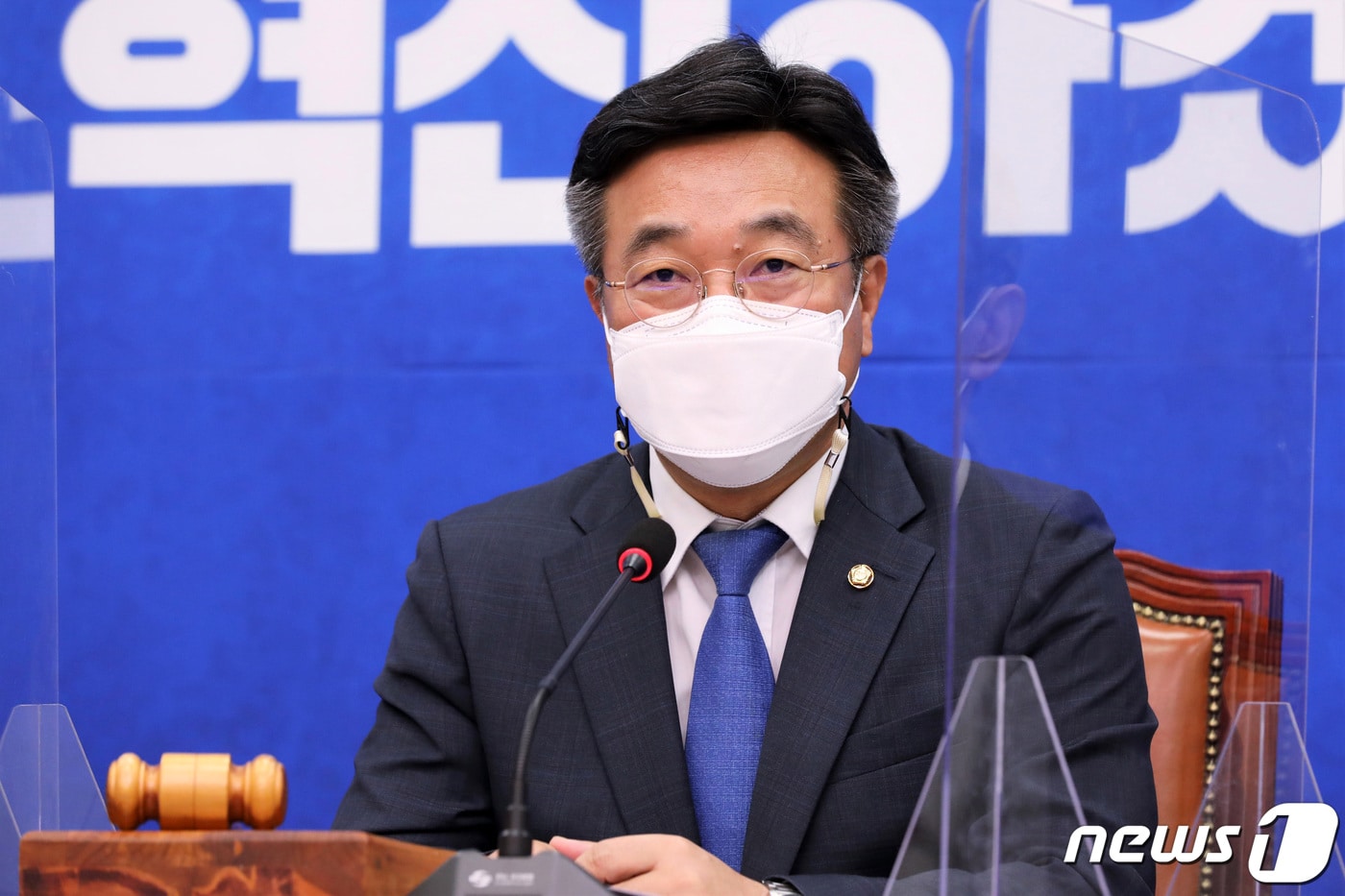 윤호중 더불어민주당 원내대표 겸 비상대책위원장이 21일 오전 서울 여의도 국회에서 열린 비대위에서 모두발언을 하고 있다. 2021.4.21/뉴스1 ⓒ News1 오대일 기자