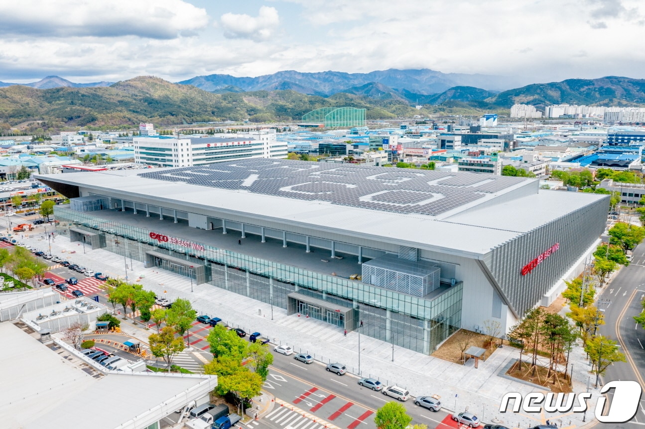 대구 엑스코 제2전시장이 1년 9개월 공사 끝에 완공돼 오는 28일 개관한다. 엑스코 1,2전시장을 합한 면적은 3만㎡로 축구장 5개 규모에 이른다.(대구시 제공)ⓒ 뉴스1