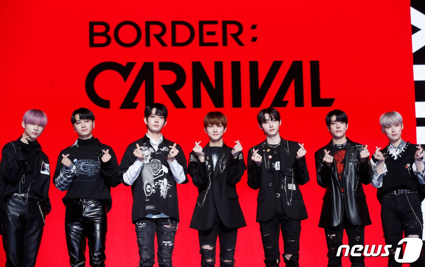 그룹 엔하이픈(ENHYPEN)이 26일 오후 서울 용산구 블루스퀘어에서 열린 두 번째 미니앨범 ‘BORDER : CARNIVAL’ 쇼케이스에 참석해 포즈를 취하고 있다. 왼쪽부터 니키, 제이, 희승, 정원, 성훈, 제이크, 선우. 2021.4.26/뉴스1 ⓒ News1 권현진 기자