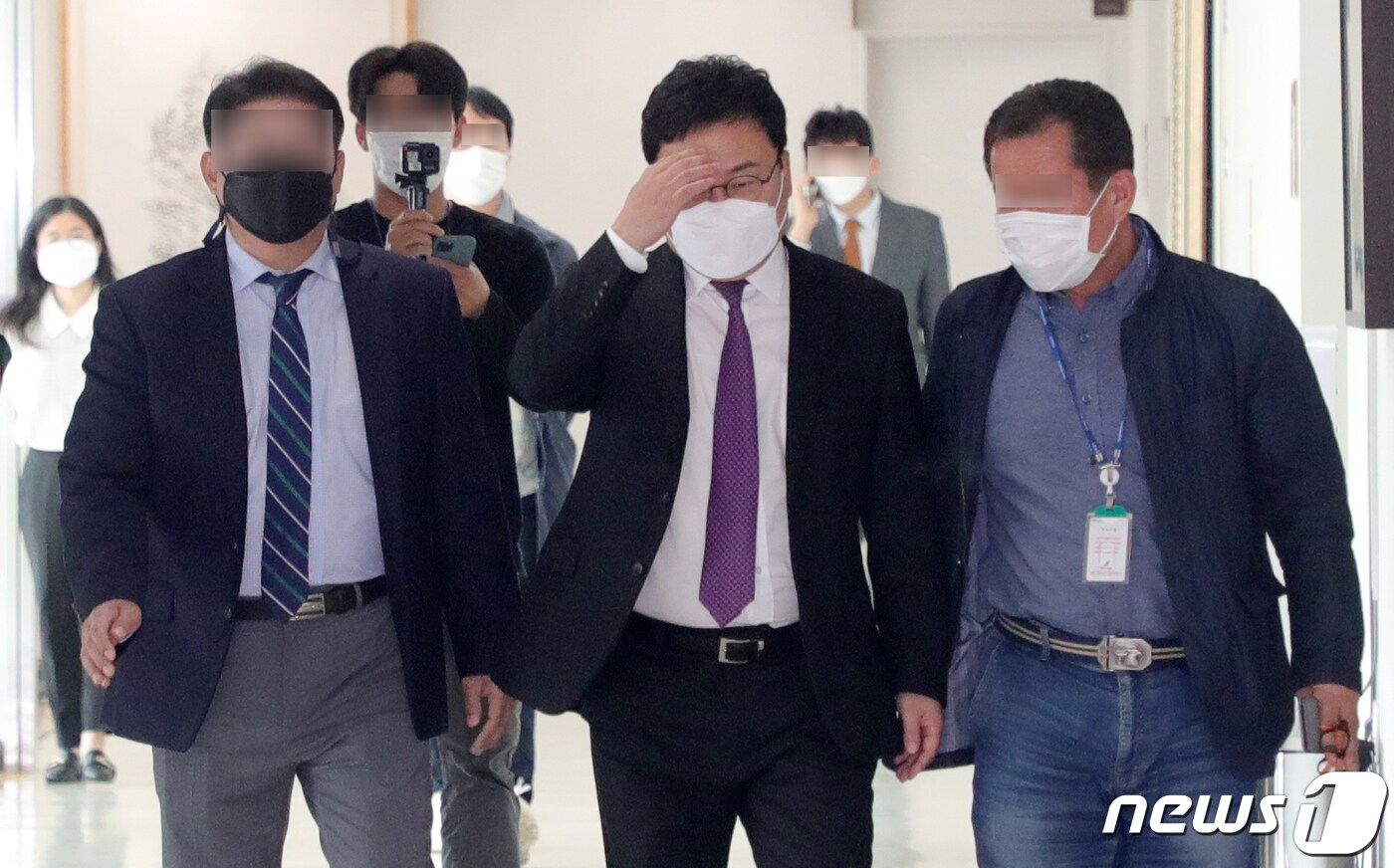 이스타항공 관련 횡령·배임 혐의로 구속영장이 청구된 무소속 이상직 국회의원(전주을)이 27일 영장실질심사(구속전 피의자 심문)를 위해 전주지법에 들어서고 있다. 2021.4.27/뉴스1 ⓒ News1 유경석 기자