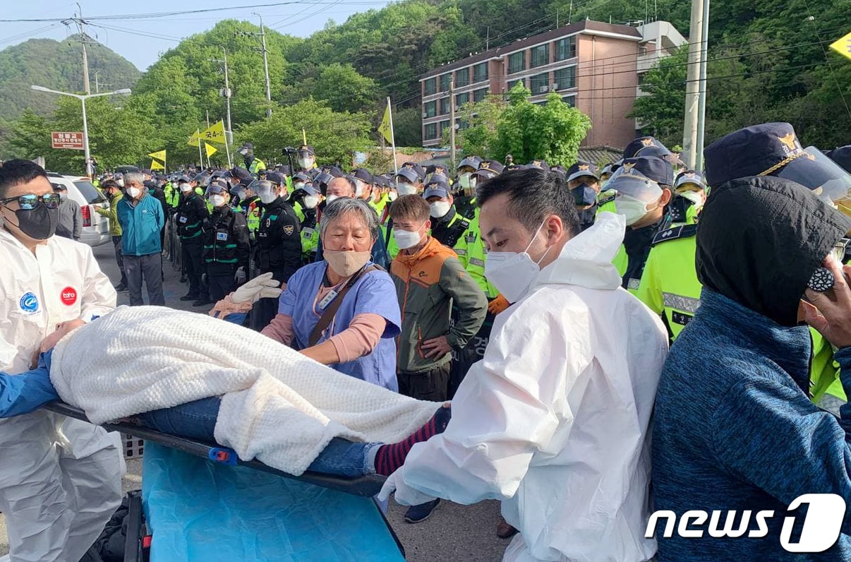 28일 오전 주한미군이 운용하는 경북 성주군 소재 고고도미시일방어체계(THAAD·사드) 기지 인근에서 경찰과 충돌 후 쓰러진 시민이 이송되고 있다. 사드 철회 소성리 종합상황실 제공) 2021.4.28/뉴스1