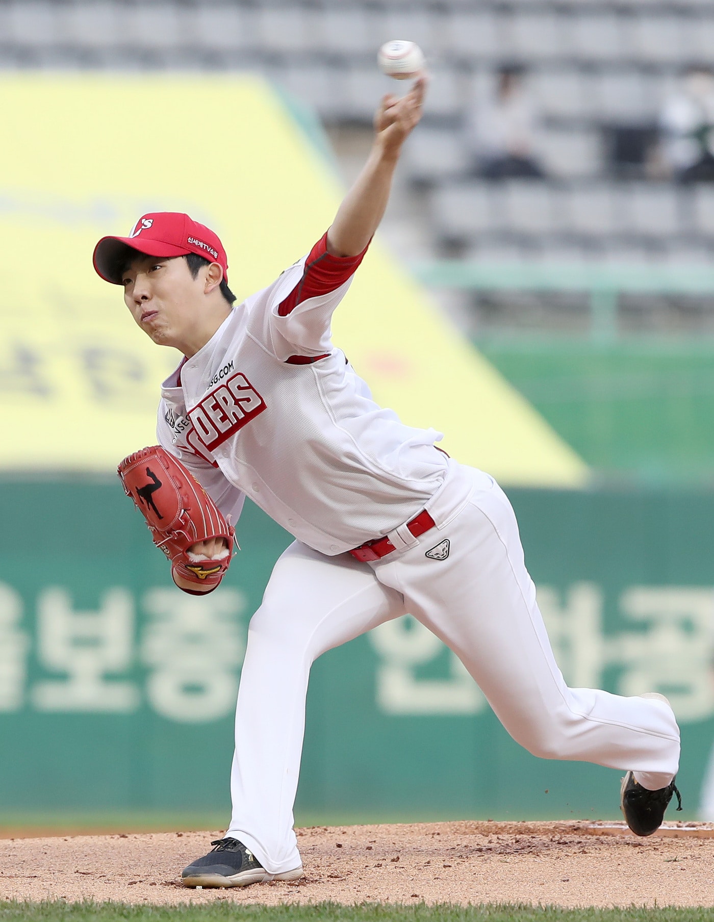 SSG 랜더스의 오원석이 28일 인천 SSG랜더스필드에서 열린 KT 위즈와의 경기에서 투구하고 있다. (SSG 랜더스 제공) ⓒ 뉴스1