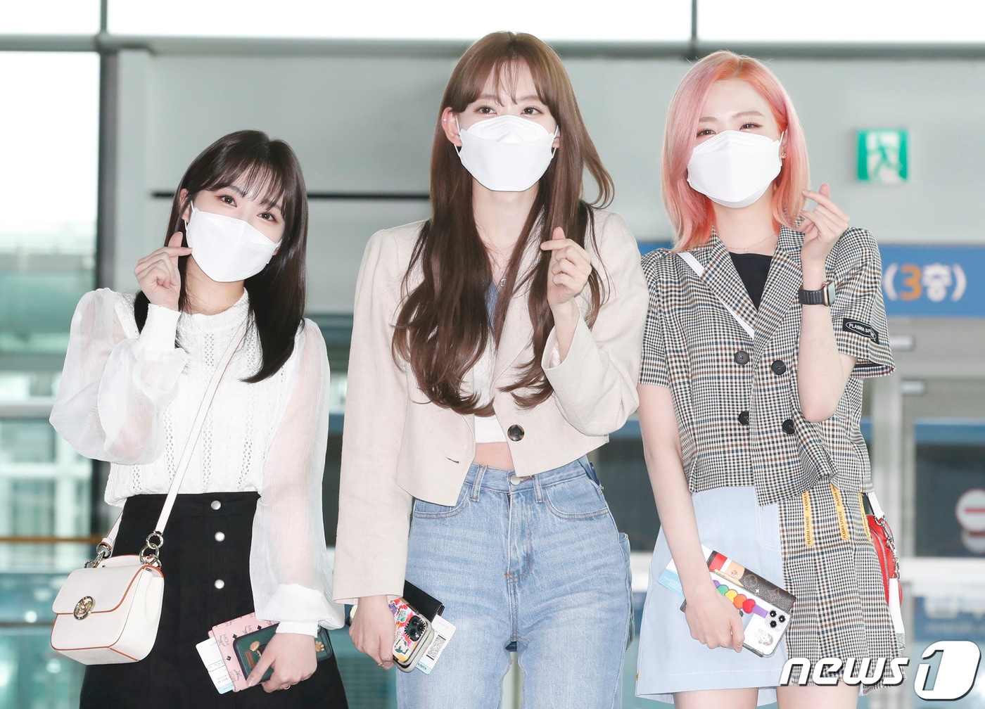 아이즈원(IZ*ONE) 야부키 나코(왼쪽부터), 미야와키 사쿠라, 혼다 히토미가 29일 오전 인천국제공항을 통해 일본으로 출국하고 있다. 아이즈원은 지난 2018년 데뷔해 한국은 물론 세계무대에서 큰 사랑을 받은 프로젝트 그룹으로 이날 2년 6개월간의 활동을 마무리 한다. 2021.4.29/뉴스1 ⓒ News1 권현진 기자