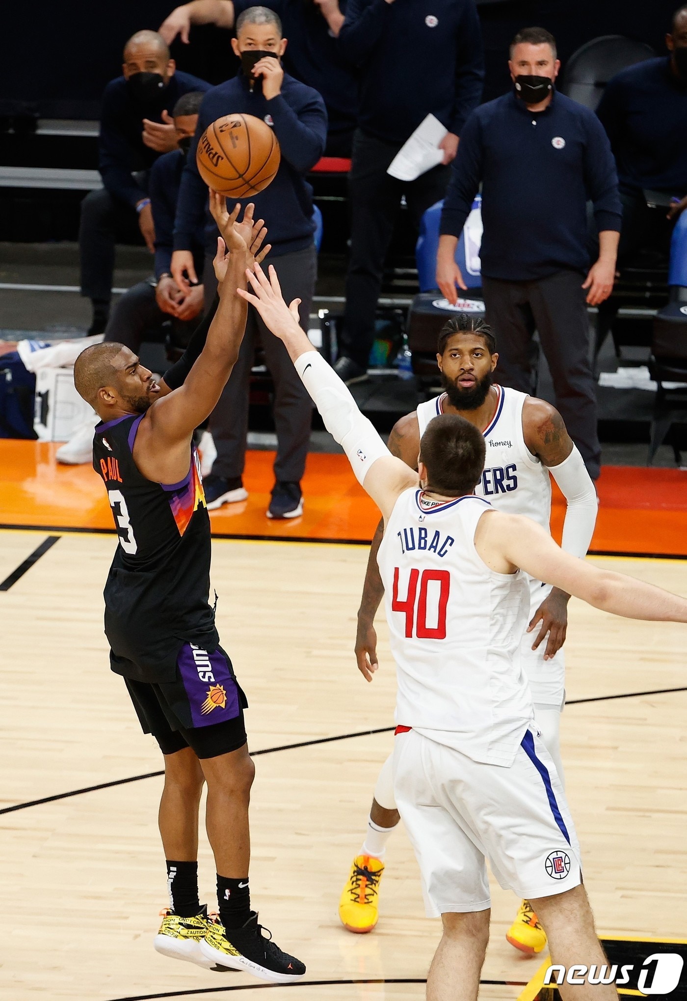 피닉스 선즈 크리스 폴이 29일(한국시간) LA 클리퍼스와의 경기에서 점프슛을 시도하고 있다. ⓒ AFP=뉴스1