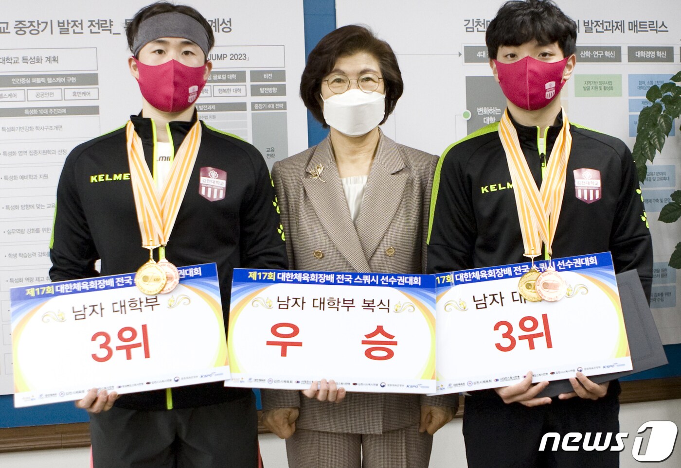 창단 첫 전국대회서 남자 대학부 복식 우승한 김천대 스쿼시부 선수들과 윤옥현 총장이 기념촬영을 하고 있다. (김천대 제공) 2021.4.4./ⓒ 뉴스1