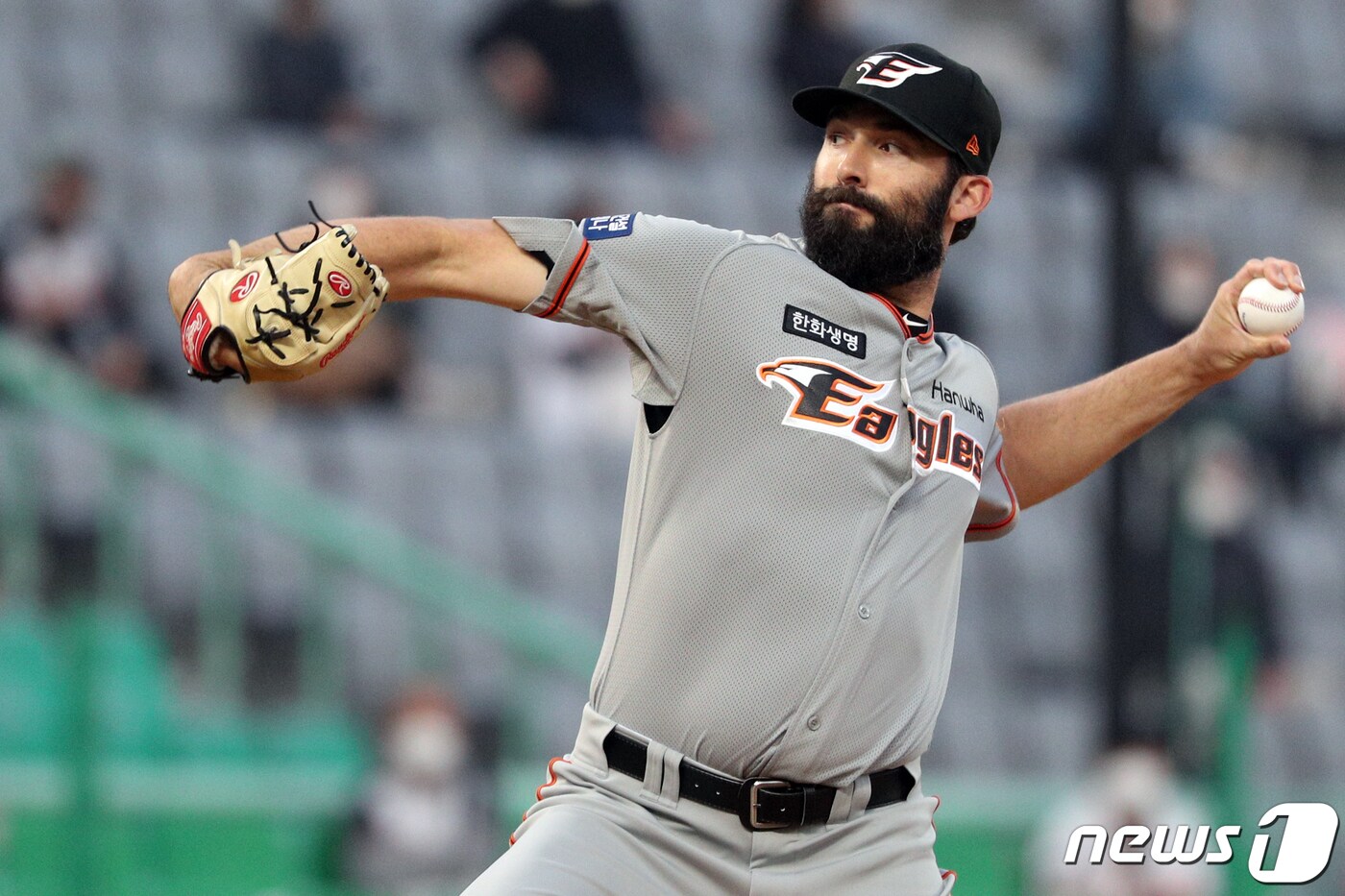6일 인천 미추홀구 SSG 랜더스필드에서 열린 ‘2021 프로야구 신한은행 SOL KBO리그’ 한화 이글스와 SSG 랜더스와의 경기에서 한화 선발 카펜터가 역투하고 있다. 2021.4.6/뉴스1 ⓒ News1 황기선 기자