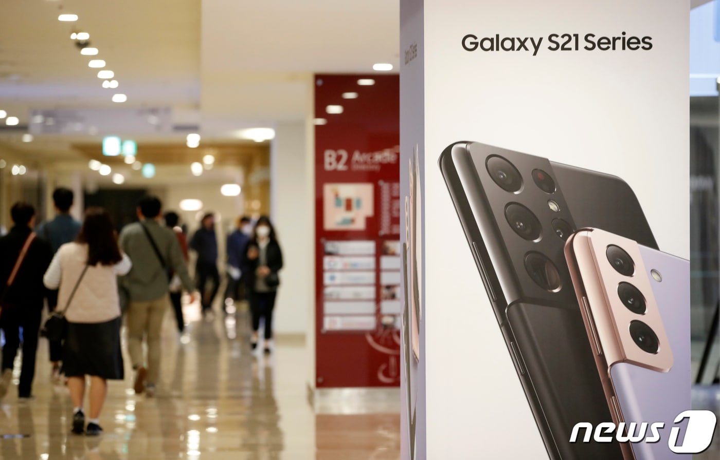 시장조사업체 스트래티지 애널리틱스&#40;SA&#41;는 삼성전자 스마트폰의 1분기 출하량은 7700만대로 전년 동기 5800만대 대비 32% 늘어났다고 발표했다. 7일 오전 서울 서초구 삼성전자 사옥 딜라이트 룸 앞에 갤럭시 S21 광고가 붙어있다. 2021.4.7/뉴스1 ⓒ News1 이승배 기자