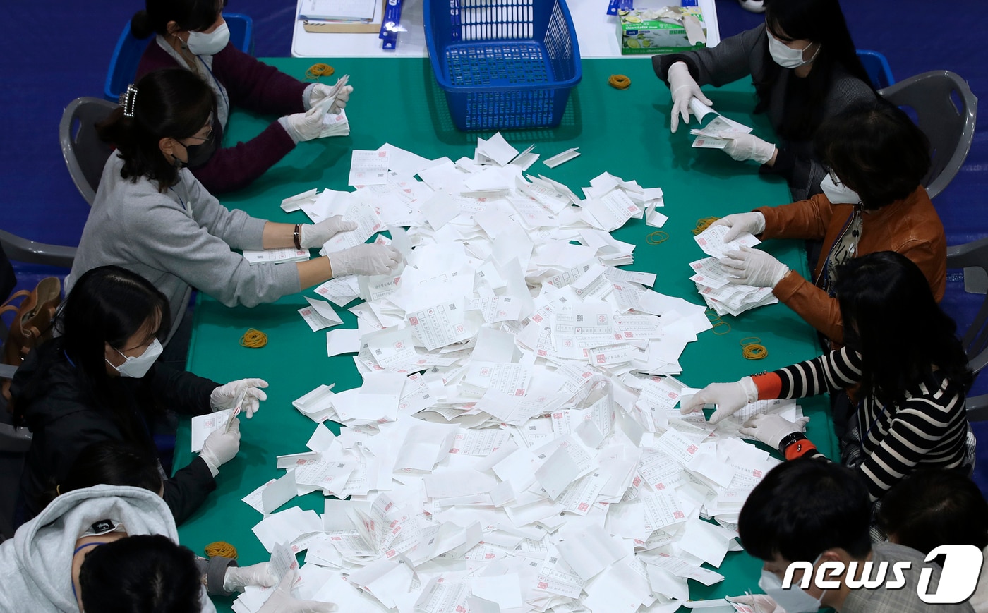 7일 오후 울산 남구 신일중학교 체육관에서 남구청장 재선거 개표가 진행되고 있다. 2021.4.7 ⓒ 뉴스1 윤일지 기자