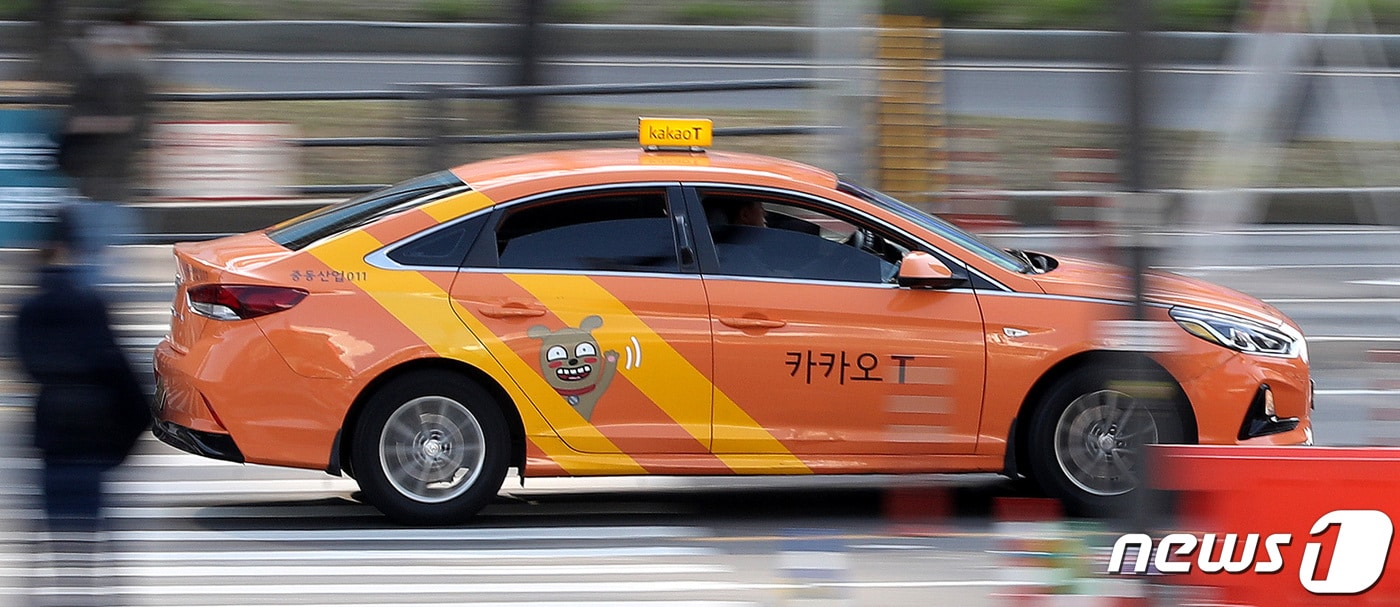 카카오T블루, 결국 접는다...카카오모빌, 택시 리스크 재편 착수 - 뉴스 썸네일 이미지