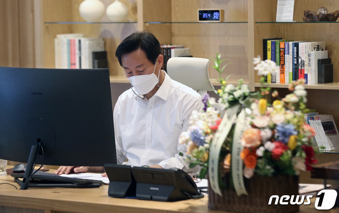 38대 서울특별시장에 당선된 오세훈 시장이 8일 오후 서울시청 집무실에서 주요현안 자료를 살펴보고 있다. 2021.4.8/뉴스1 ⓒ News1 황기선 기자