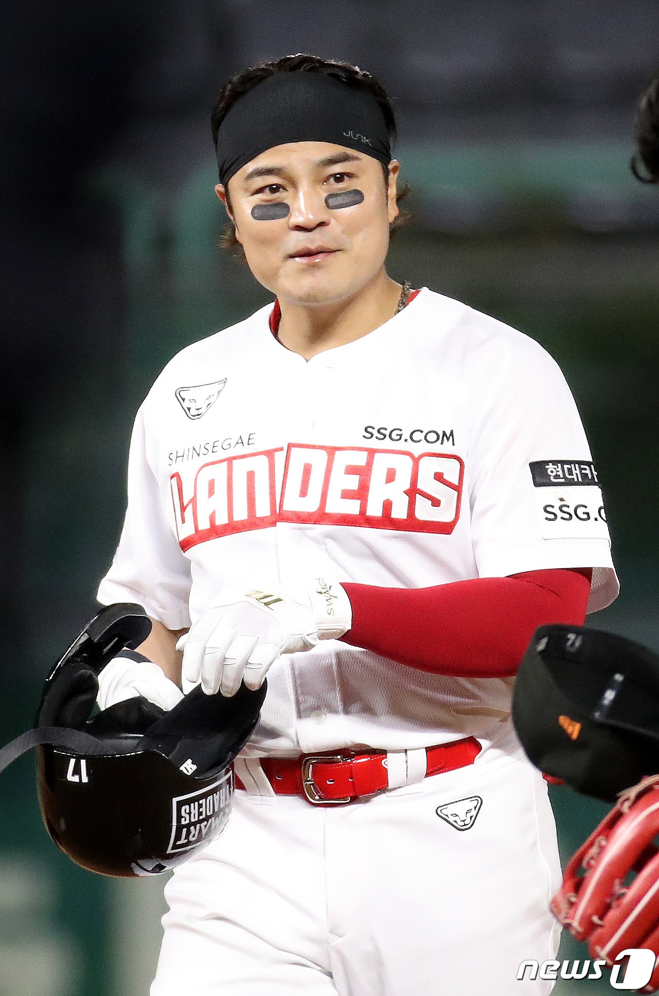 8일 인천 SSG 랜더스필드에서 열린 ‘2021 신한은행 SOL KBO리그’ SSG랜더스와 한화이글스의 경기에서 SSG 랜더스 추신수가 5회초 수비에 들어서고 있다. 2021.4.8/뉴스1 ⓒ News1 임세영 기자