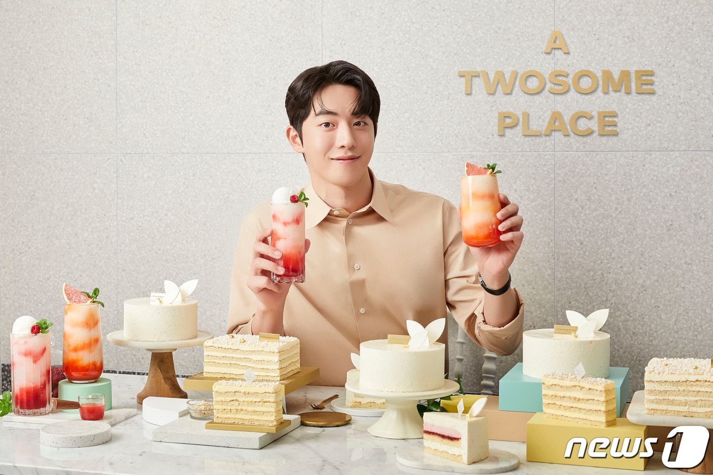 투썸플레이스 모델인 배우 남주혁씨가 지난 4월 투썸 선릉로점에서 'Heal the day(힐링 가득한 봄을 만나는 시간)' 콘셉트의 봄 시즌 음료 ‘베리 리치 프라페(좌)’와 ‘자몽 시트러스 프라페(우)’를 소개하고 있다. (투썸플레이스 제공) 2021.4.9/뉴스1 ⓒ News1 김수정 기자