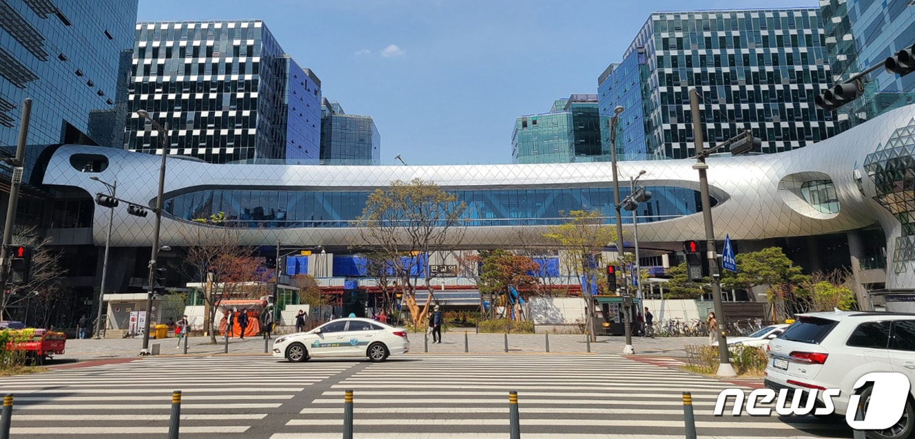 판교역 지상 &#39;이직의 다리&#39;로 불리는 공중 연결통로. /사진 = 장도민 기자 ⓒ 뉴스1
