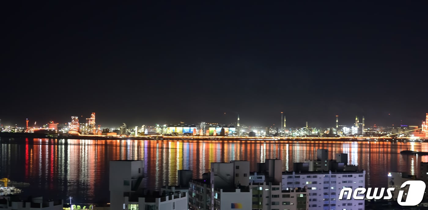 지난 9일 오후 포스코 포항제철소 경관 조명이 남구 송도해수욕장과 북구 영일대해수욕장 밤바다를 수놓고 있다. 2021.5.10 /ⓒ 뉴스1 최창호 기자