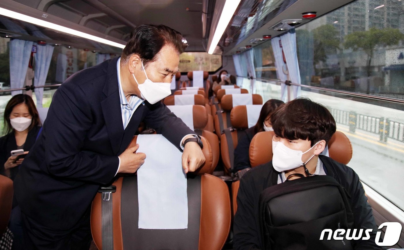 백군기 시장이 마북동 교동마을에서 출발해 서울역으로 향하는 P9211번을 이용하는 시민과 대화를 나누고 있다.(용인시 제공) ⓒ News1