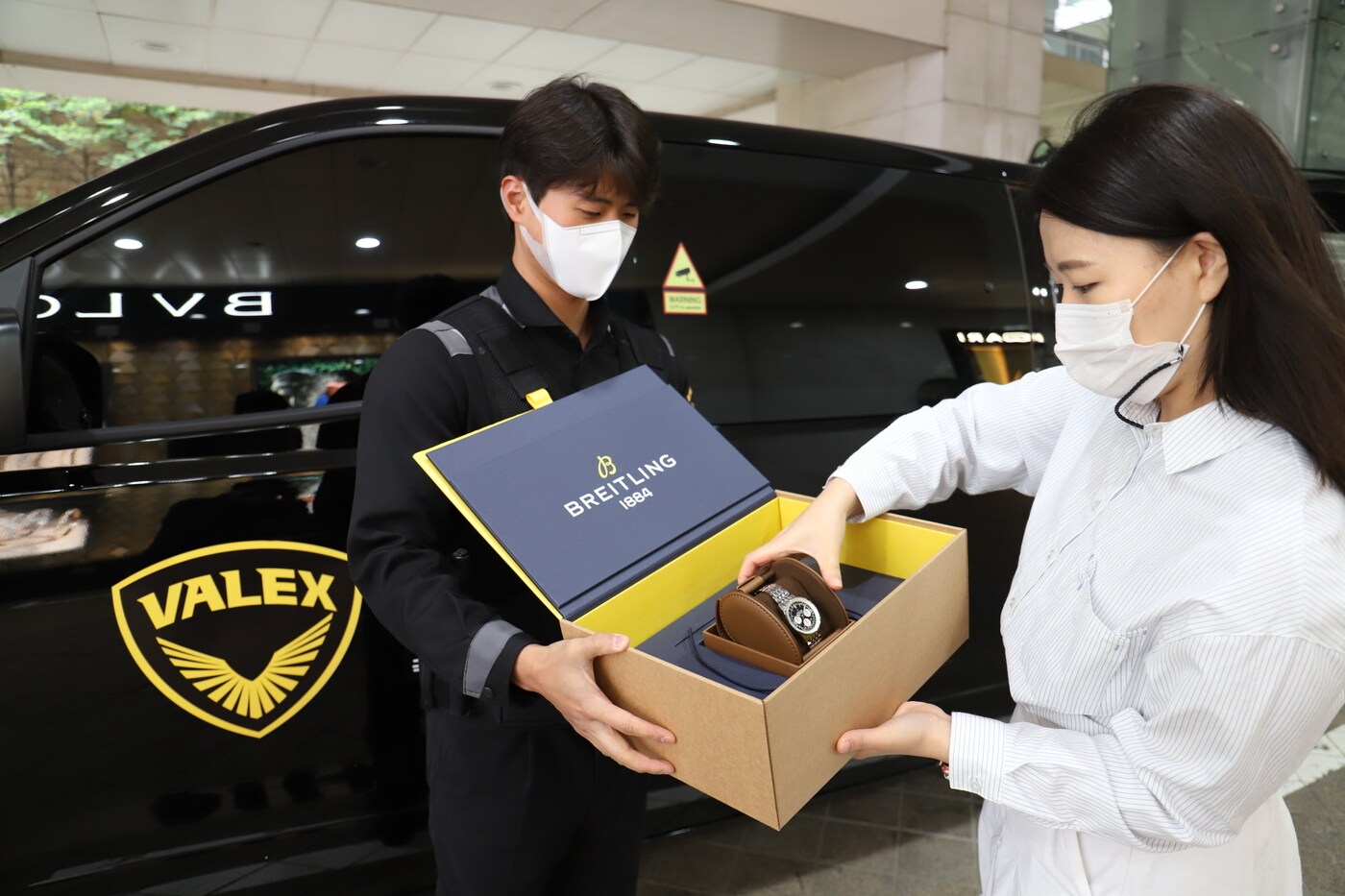 고객이 발렉스 배송서비스를 통해 브라이틀링 시계 상품을 전달 받고 있다.ⓒ 뉴스1