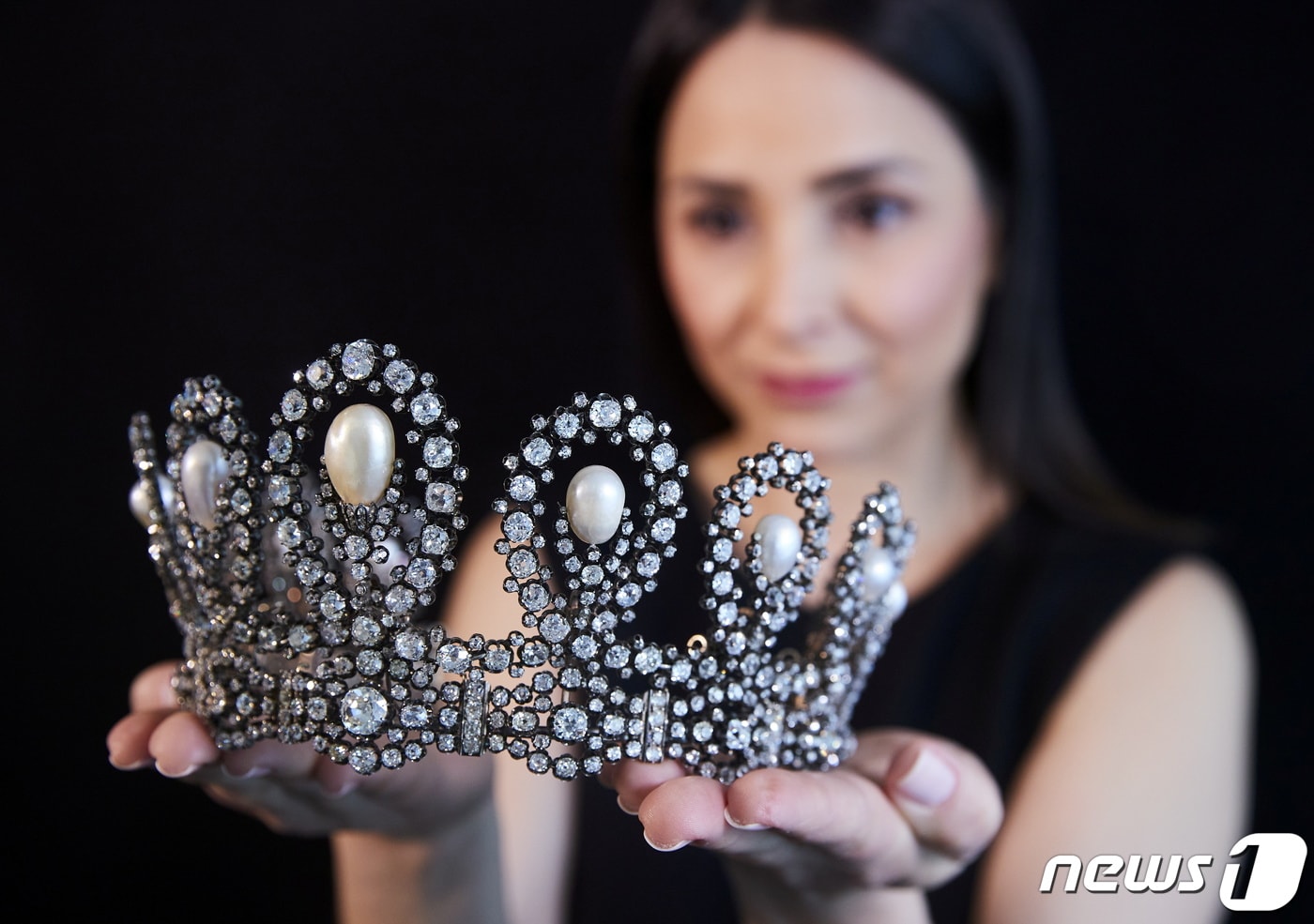11일(현지시간) 스위스 제네바에서 열린 경매에서 150만 스위스프랑에 낙찰된 이탈리아산 티아라. ⓒ 로이터=뉴스1 ⓒ News1 원태성 기자