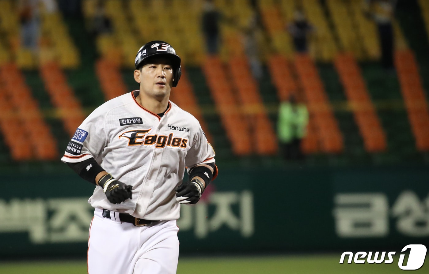 12일 오후 대전 중구 한화생명 이글스파크에서 열린 '2021 프로야구 신한은행 SOL KBO리그' 한화 이글스와 NC 다이노스 경기에서 8회말 2사 한화 최재훈이 중월 솔로홈런을 치고 베이스를 돌고 있다. 2021.5.12/뉴스1 ⓒ News1 김기태 기자