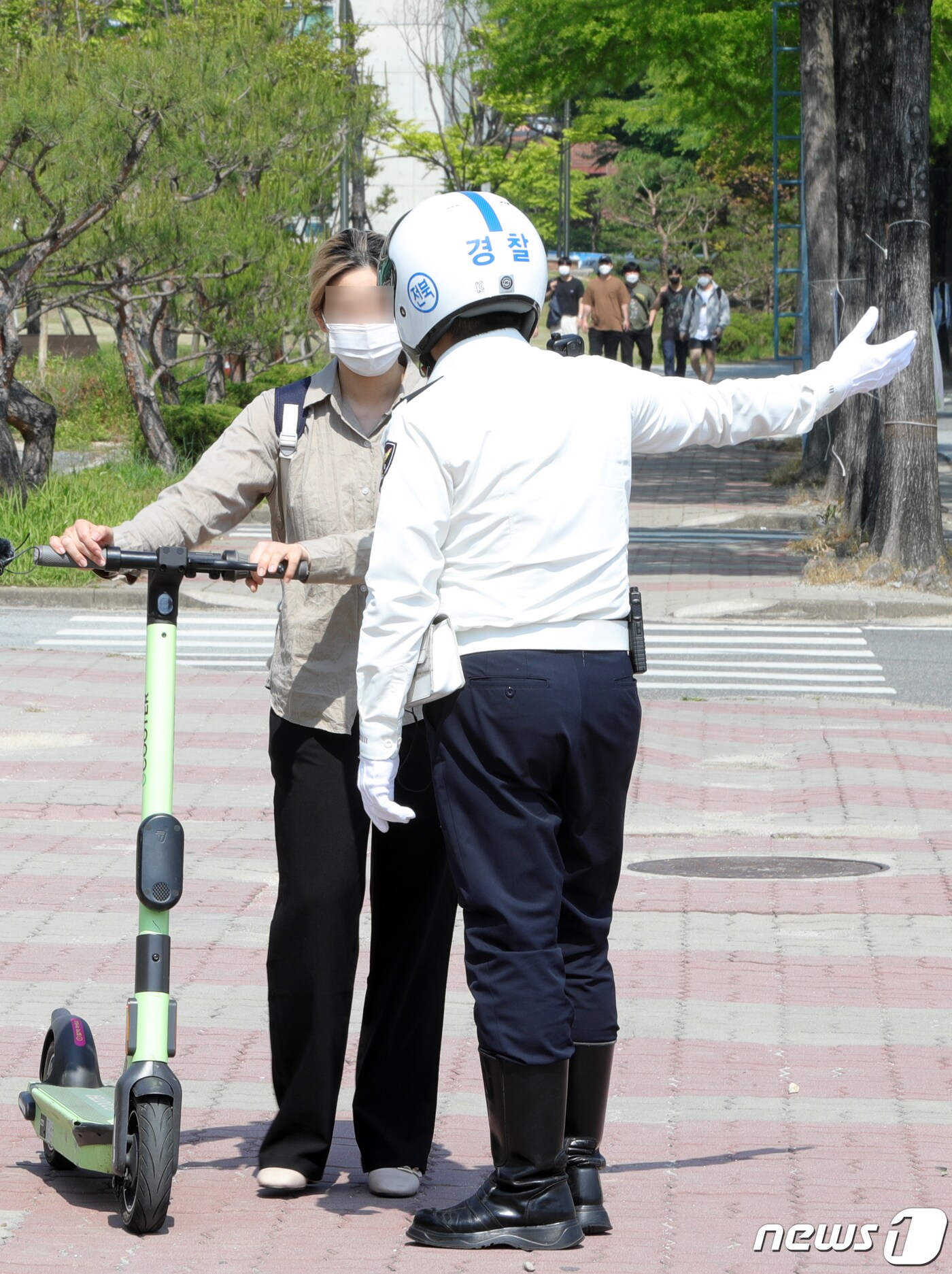 전북 전주시 전주비전대학교 앞에서 전북경찰청 교통순찰대 경찰들이 개인형 이동장치(PM)에 대한 이용 규제를 강화하는 도로교통법 재개정 관련 내용 홍보 및 계도를 하고 있다. /뉴스1 ⓒ News1 유경석 기자