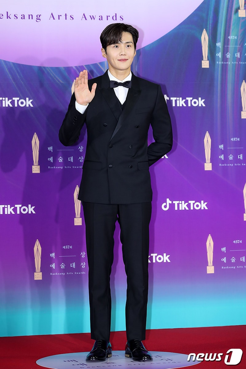 배우 김선호가 13일 오후 온라인으로 진행된 ‘제 57회 백상예술대상(2021)’ 레드카펫 행사에 참석해 포즈를 취하고 있다. (백상예술대상 사무국 제공) 2021.5.13/뉴스1