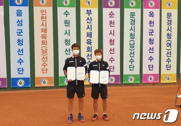 14일 충북 음성군은 군청 정구팀이 2021 춘계 한국 실업소프트연맹전 대회에 참가해 개인 복식 우승을 차지했다고 밝혔다. 사진 왼쪽부터 이요한, 박환 선수(음성군 제공)2021.5.14/ⓒ 뉴스1
