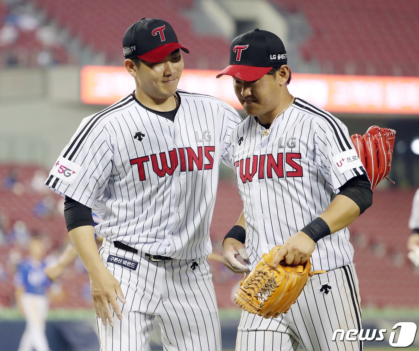 14일 오후 서울 잠실야구장에서 열린 '2021 신한은행 SOL KBO리그' 삼성라이온즈와 LG트윈스의 경기에서 LG 선발 정찬헌이 5회초 1사 2,3루에서 호수비를 보여준 정주현을 이닝이 끝난 후 반갑게 맞이하고 있다. 2021.5.14/뉴스1 ⓒ News1 김진환 기자