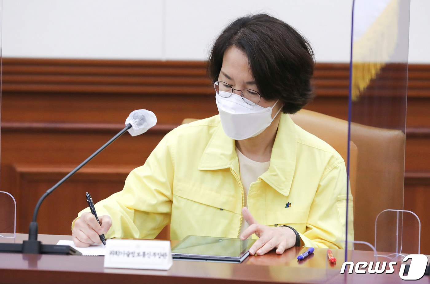 임혜숙 과학기술정보통신부 장관이 16일 서울 종로구 정부서울청사에서 열린 코로나19 중앙재난안전대책본부(중대본) 회의에 참석해 김부겸 국무총리의 발언을 경청하며 메모를 하고 있다. 2021.5.16/뉴스1 ⓒ News1 박정호 기자