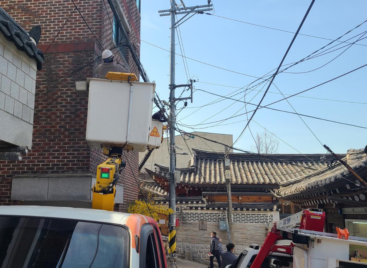 공중 케이블 합동 정비(종로구 제공).ⓒ 뉴스1
