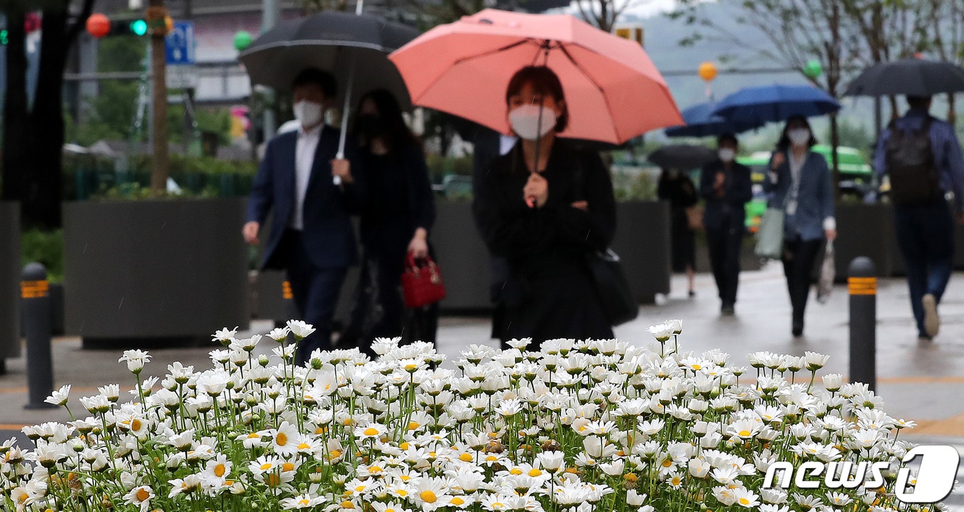 산발적인 이슬비가 내리는 서울 광화문네거리에서 우산 쓴 시민들이 출근길 발걸음을 재촉하고 있다. 뉴스1 ⓒ News1 박지혜 기자