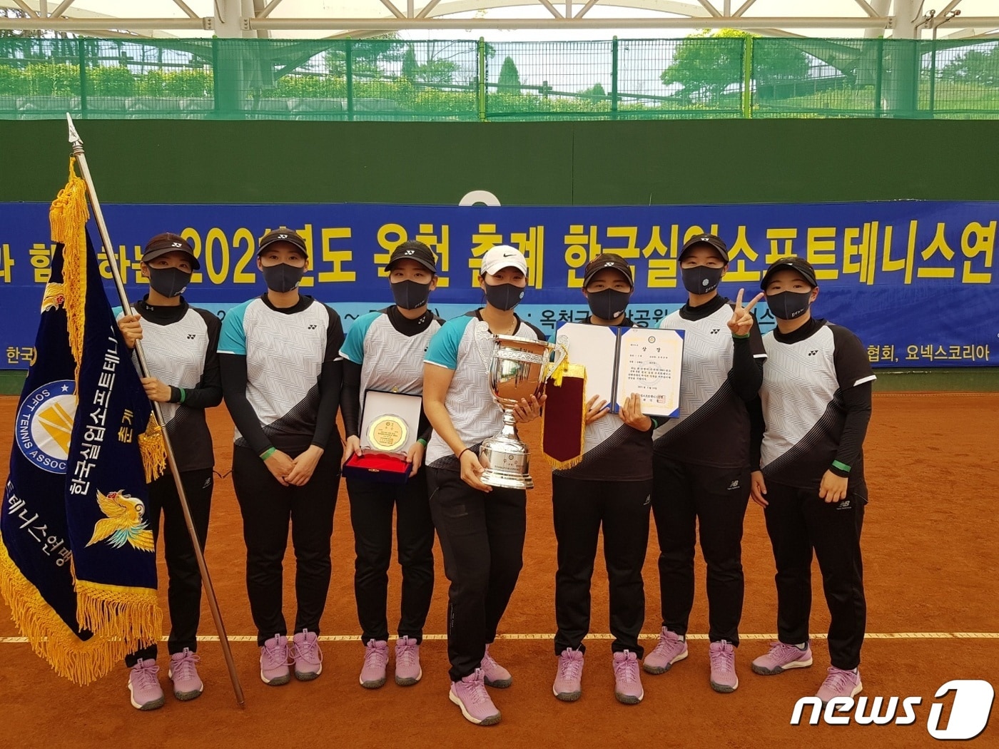 2021년 춘계 한국실업소프트테니스대회서 우승한 옥천군청 소프트테니스팀. ⓒ 뉴스1