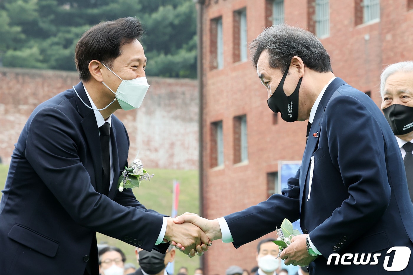 2021년 5월 18일 오세훈 서울시장과 이낙연 전 더불어민주당 대표가 서울 서대문형무소 역사관에서 열린 5·18민중항쟁 제40+1주년 서울기념식에 참석해 인사를 나누고 있다. 2021.5.18 ⓒ 뉴스1 DB