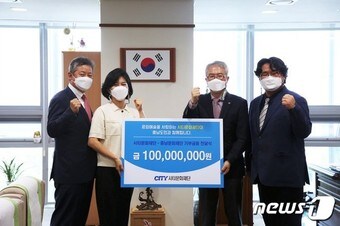 충남문화재단은 18일 도청에서 충청남도 문화예술 발전과 지역민의 문화복지 향상을 위한 지정기부금 1억원을 시티문화재단으로부터 전달받았다.(충남문화재단 제공)ⓒ 뉴스1