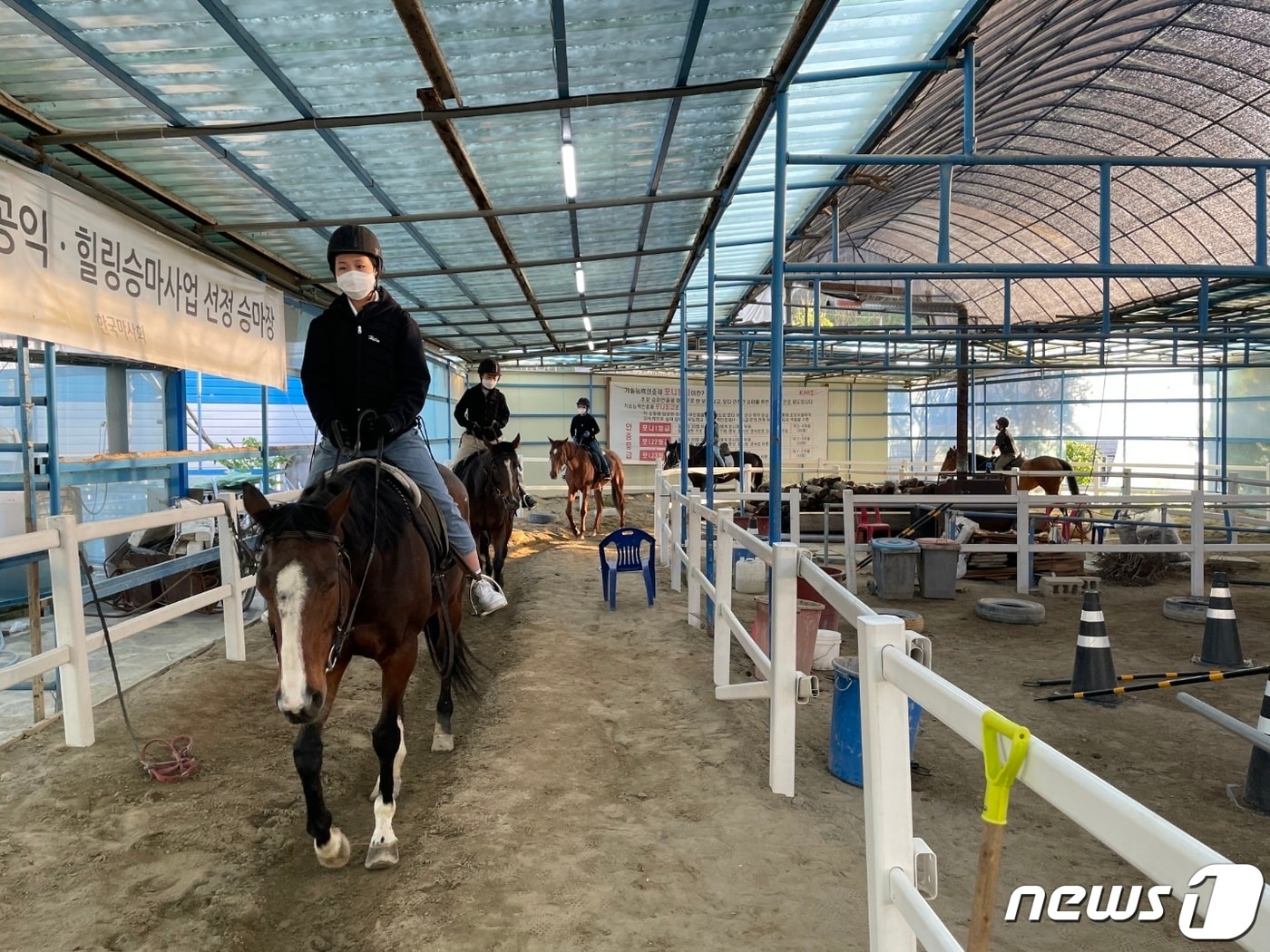 학생들이 승마 강습을 받고 있는 모습.(용인시 제공) ⓒ 뉴스1 김평석 기자
