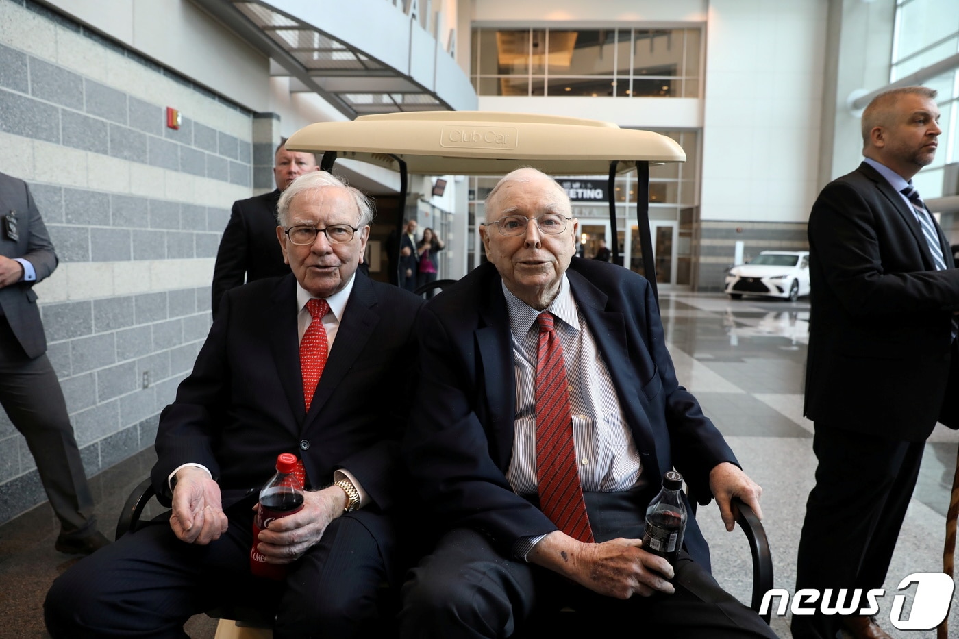워런 버핏과 그의 오랜 파트너인 찰리 멍거 버크셔 헤서웨이 부회장이 연례 주총을 맞아 행사에 참석하기 위해 카트를 타고 있다. ⓒ 로이터=뉴스1 ⓒ News1 박형기 기자