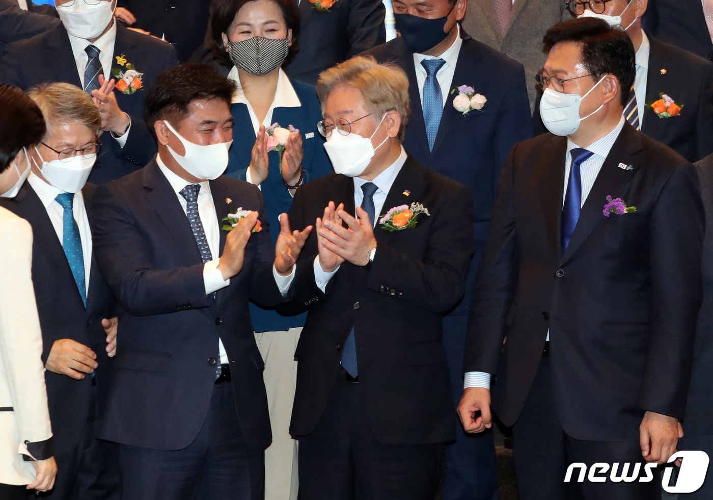 이재명 경기도지사(왼쪽 세번째)가 지난 5월 20일 서울 여의도 중소기업중앙회에서 열린 `대한민국 성장과 공정을 위한 국회 포럼' 창립총회에서 기념촬영을 한 뒤 박수를 치고 있다. 앞줄 왼쪽부터 민형배·김병욱 공동대표, 이 지사, 송영길 더불어민주당 대표. 이재명 캠프 핵심은 김병욱 의원은 '대장동 택지개발'을 이 지사가 설계했다는 야당 주장을 "적반하장이요 어불성설이다"며 적극 반박했다. ⓒ News1