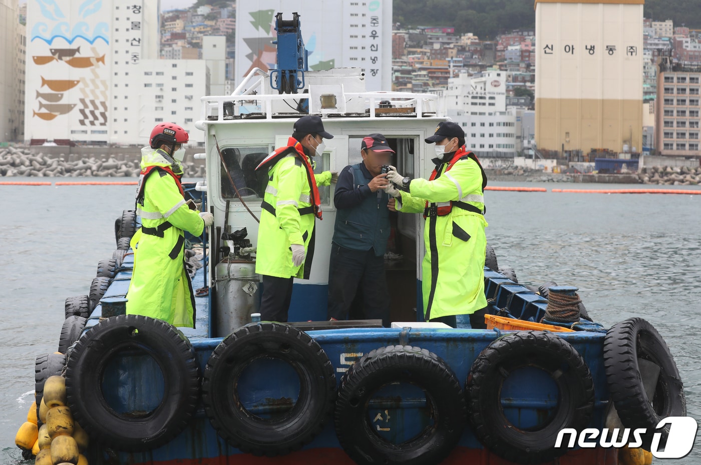 해경이 부산항 일대에서 선장을 대상으로 음주운항 단속을 하고 있다. 2021.5.20/뉴스1 ⓒ News1