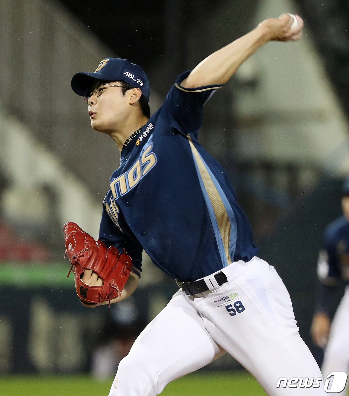 20일 오후 서울 잠실야구장에서 열린 '2021 신한은행 SOL KBO리그' NC다이노스와 LG트윈스의 경기에서 NC 선발 김영규가 8회말 등판해 힘차게 공을 던지고 있다. 2021.5.20/뉴스1 ⓒ News1 김진환 기자