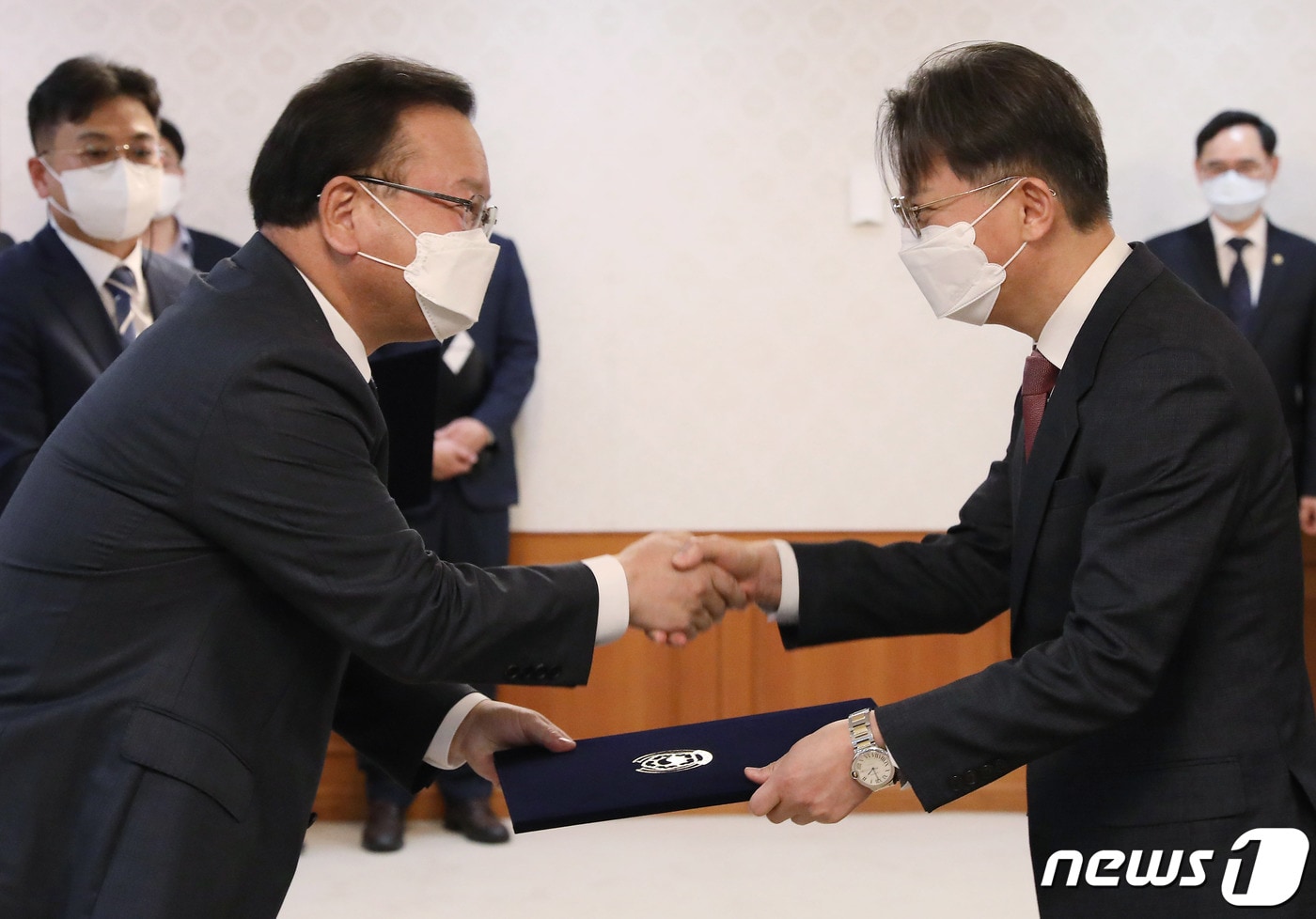 김창원 전 경인교대 총장이 지난 2021년 5월 서울 종로구 세종대로 정부서울청사에서 열린 국립대 총장 및 차관급 인사 임명장 수여식에서 김부겸 국무총리에게 임명장을 받고 있는 모습.2021.5.21/뉴스1 ⓒ News1 박정호 기자