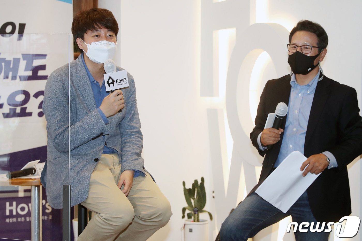 이준석 전 최고위원이 22일 오후 서울 영등포구 여의도 정치카페 하우스에서 열린 '당대표 출마자 초청 토론회'에서 사회를 맡은 정병국 전 의원의 질문에 답하고 있다. 2021.5.22/뉴스1 ⓒ News1 민경석 기자