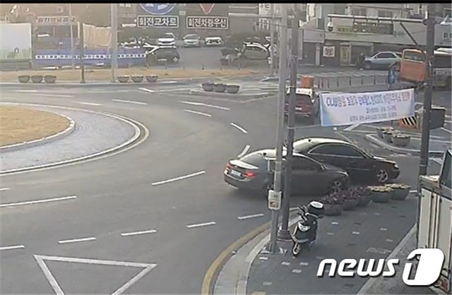 밀양시 내이동의 회전 교차로에서 발생한 고의사고.(경남경찰청 제공)2021.5.25 ⓒ 뉴스1